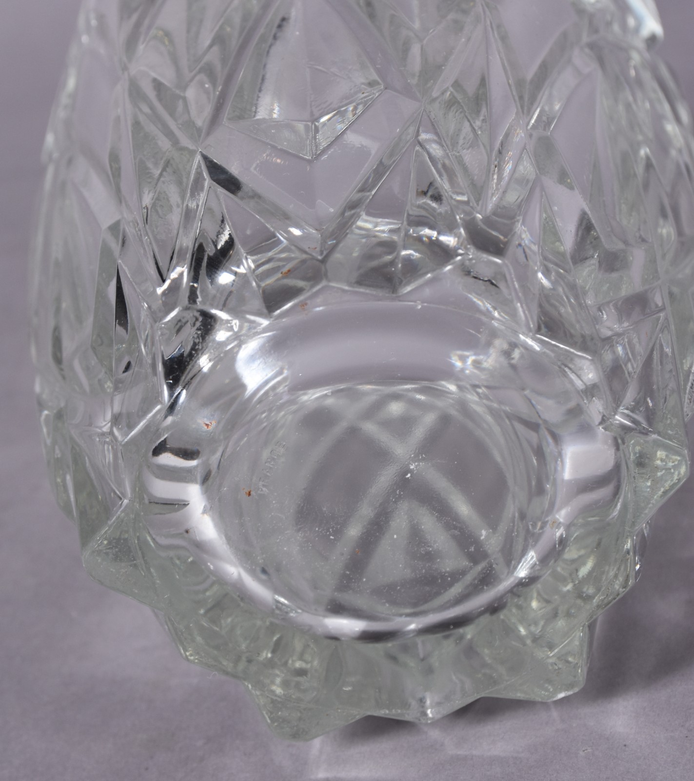 Três peças de cristal lapidado, sendo: vaso, bowl e bomboniere. - foto 5 de 5