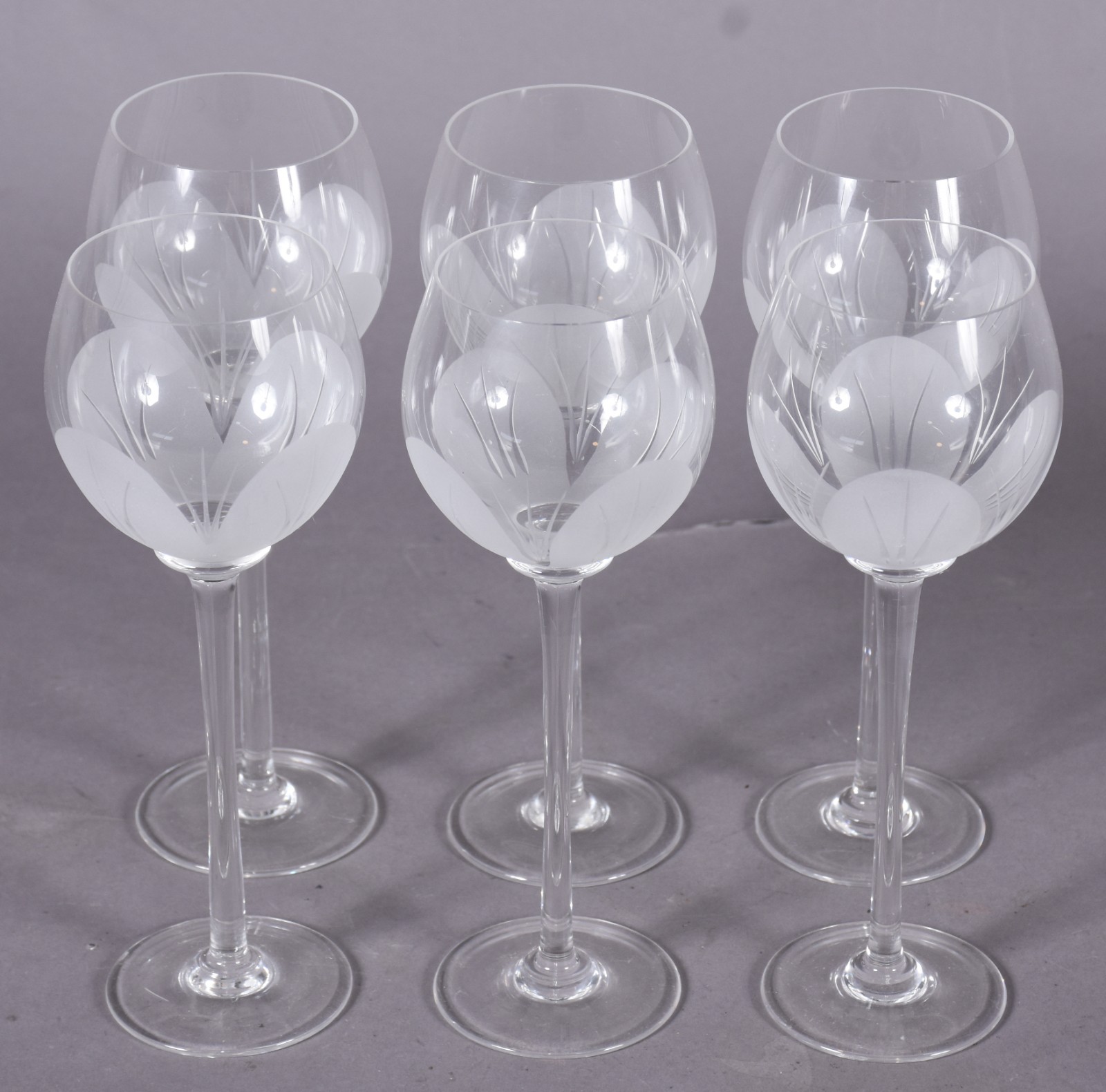 Seis cálices para vinho de cristal com bases foscas na forma de flor. - foto 1 de 4