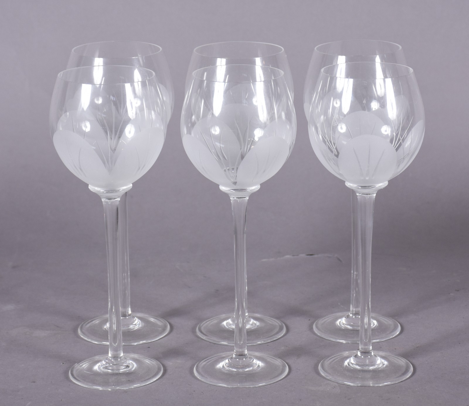 Seis cálices para vinho de cristal com bases foscas na forma de flor. - foto 2 de 4