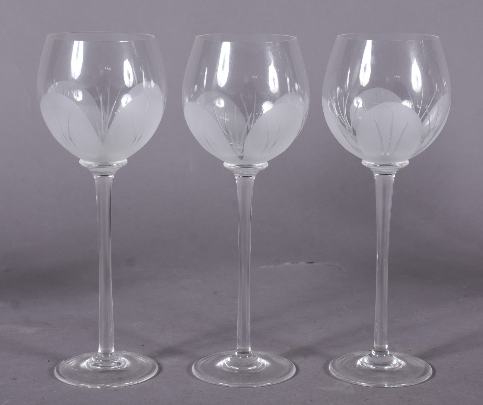 Seis cálices para vinho de cristal com bases foscas na forma de flor. - foto 3 de 4