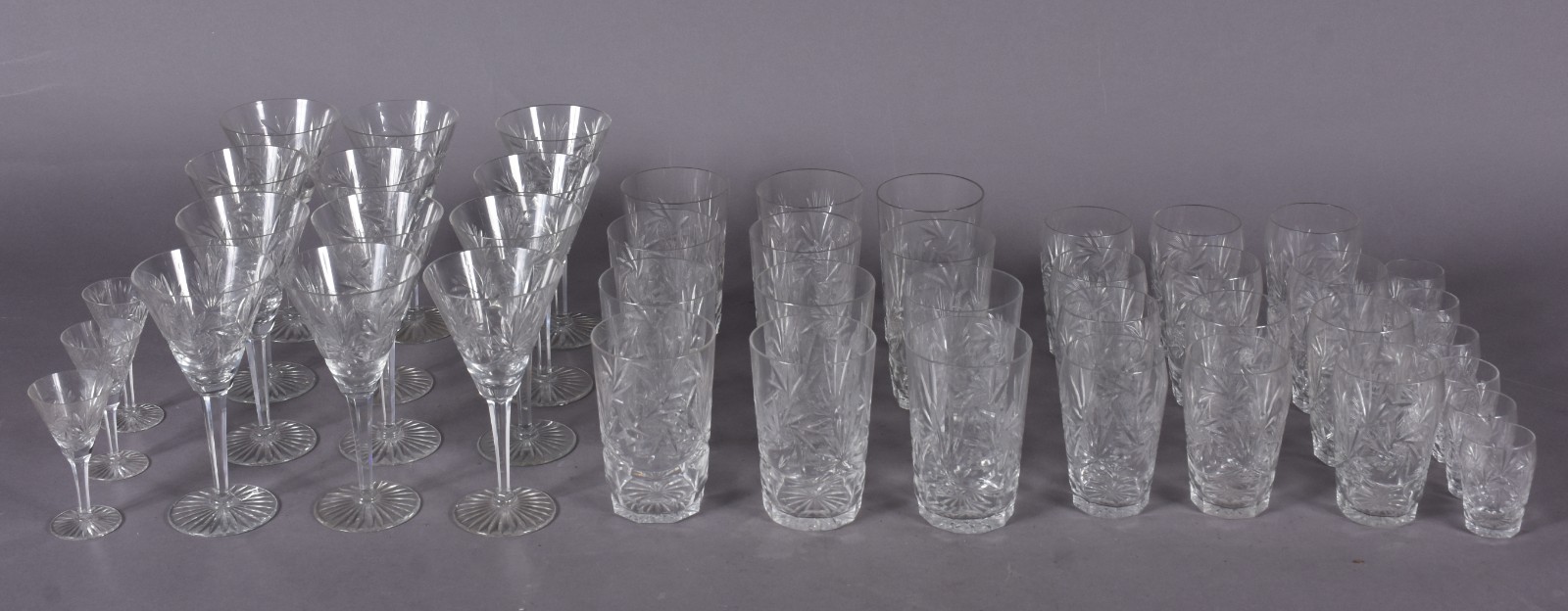 Serviço de cristal lapidado composto de: 12 copos longos, 12 taças... - foto 1 de 4