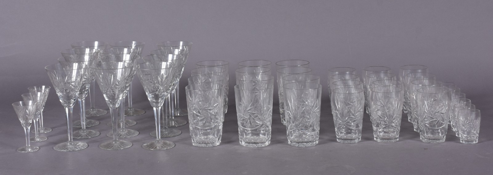 Serviço de cristal lapidado composto de: 12 copos longos, 12 taças... - foto 2 de 4
