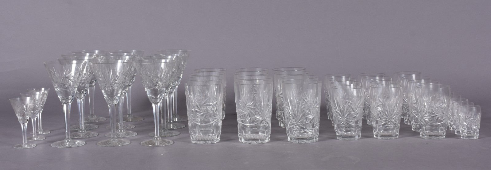 Serviço de cristal lapidado composto de: 12 copos longos, 12 taças... - foto 4 de 4