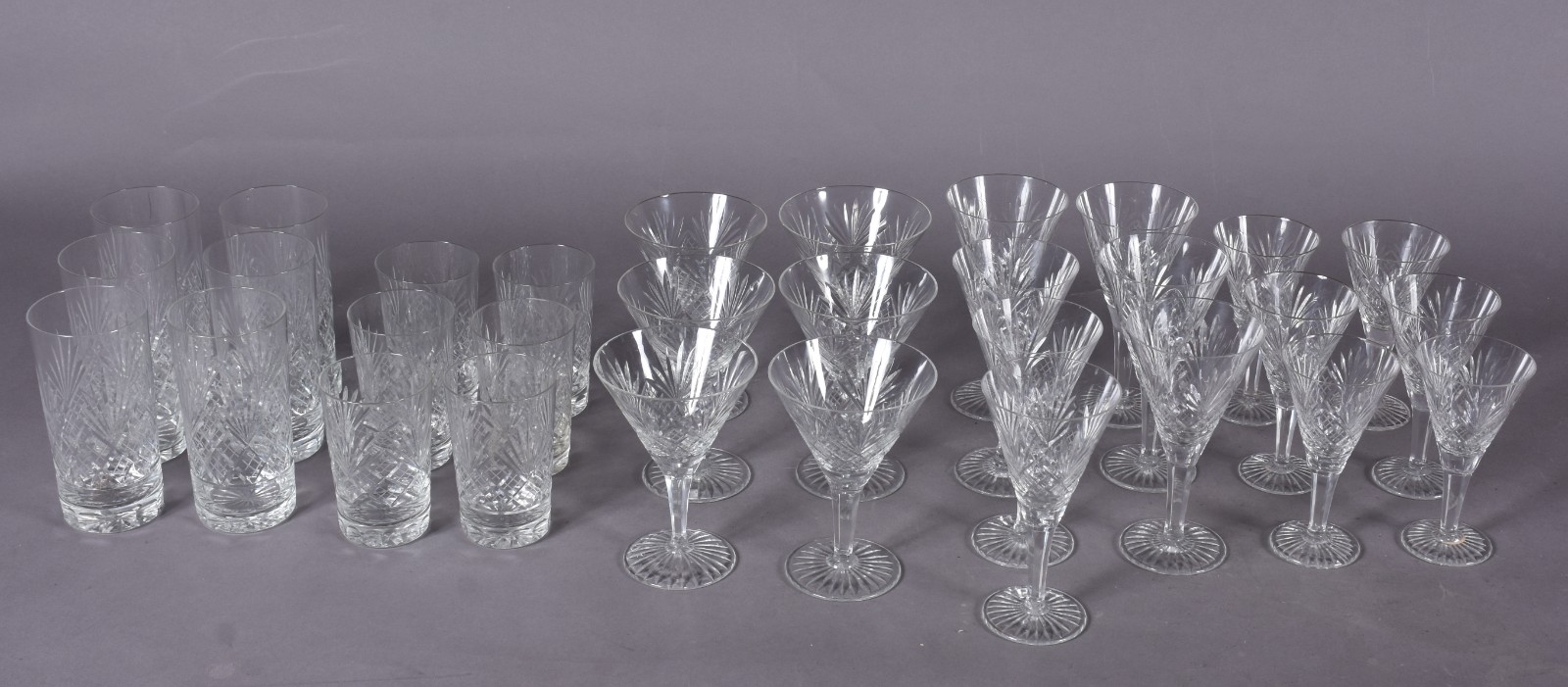 Serviço de cristal lapidado composto de: 6 taças para champagne, 7... - foto 1 de 4