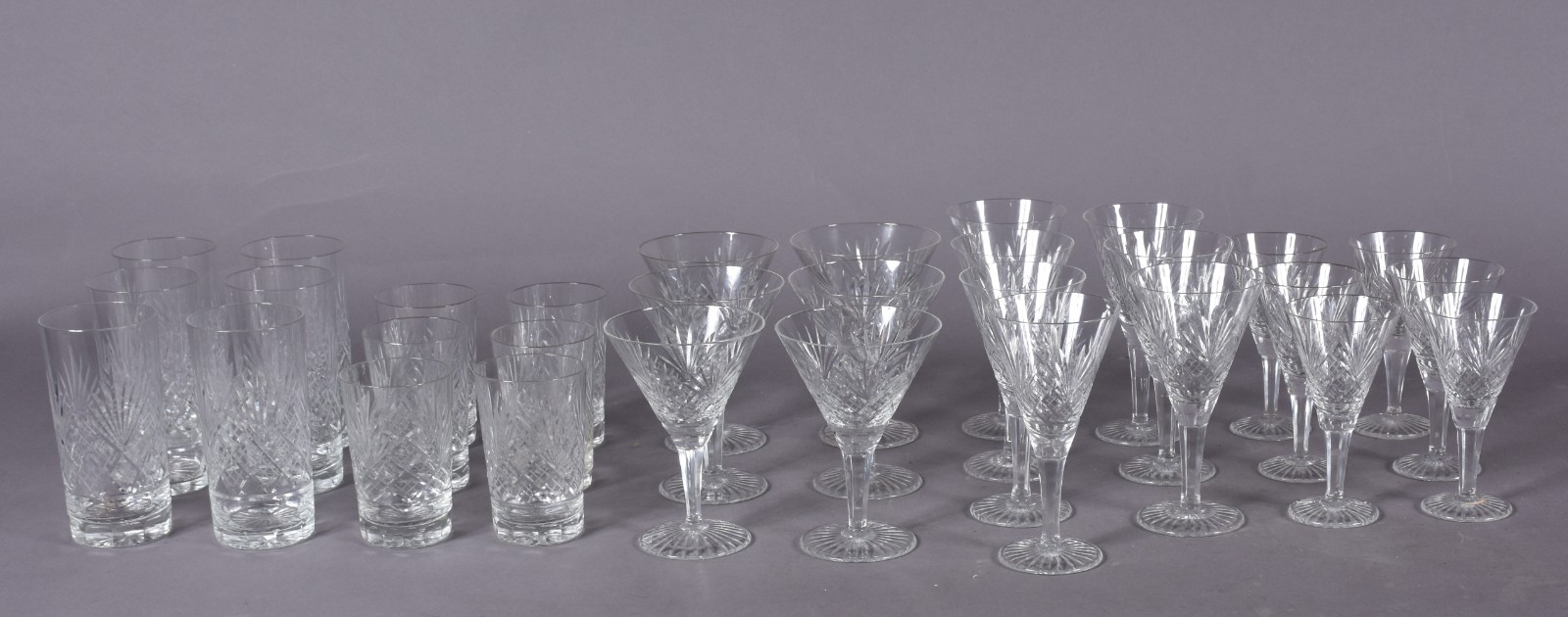 Serviço de cristal lapidado composto de: 6 taças para champagne, 7... - foto 2 de 4