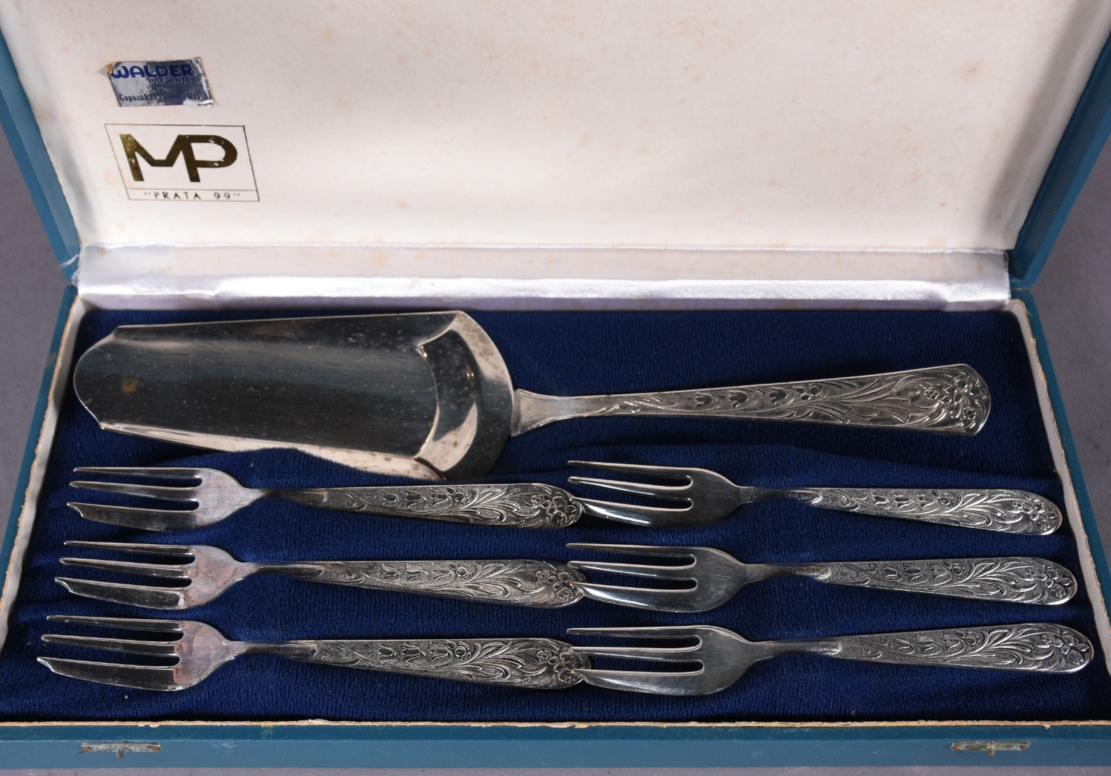 Conjunto para bolo de metal prateado composto de: 6 garfos e... - foto 2 de 4