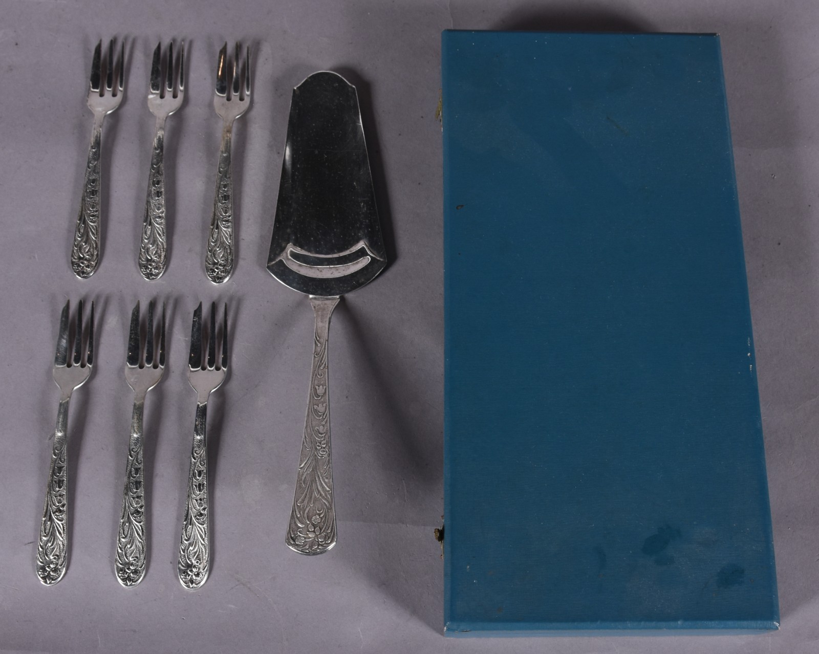 Conjunto para bolo de metal prateado composto de: 6 garfos e... - foto 3 de 4