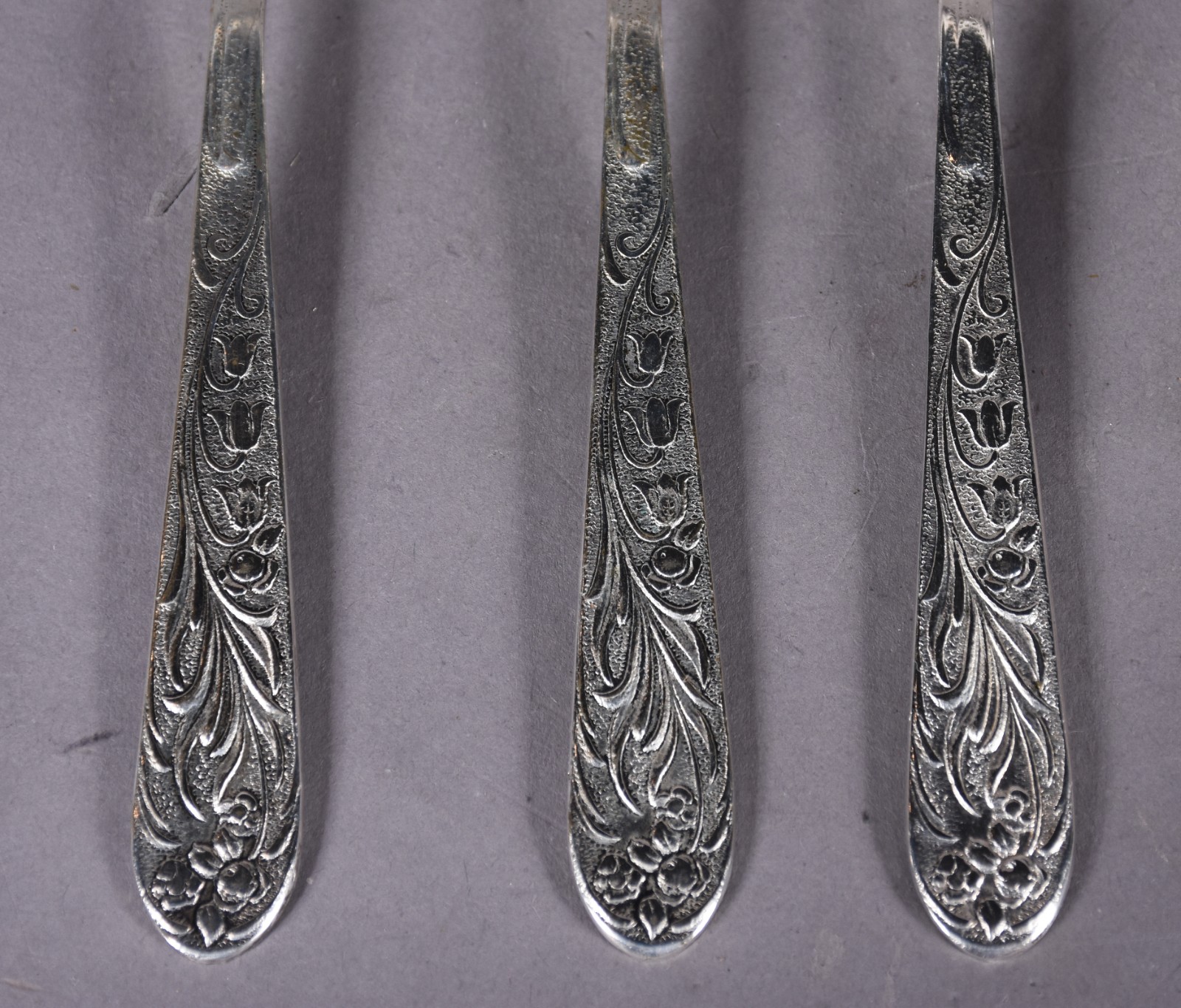 Conjunto para bolo de metal prateado composto de: 6 garfos e... - foto 4 de 4