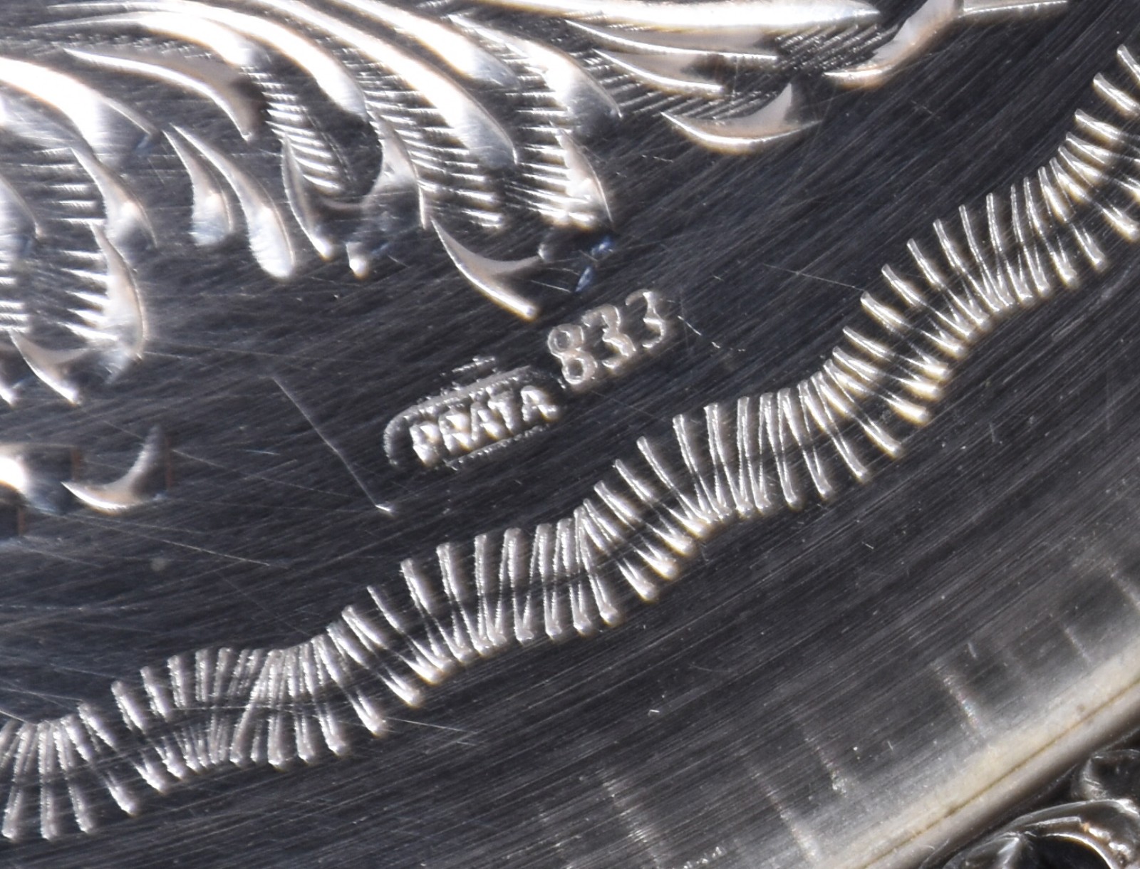 Duas peças de prata, sendo: salva contrastada 833 mls, fundo... - foto 5 de 7