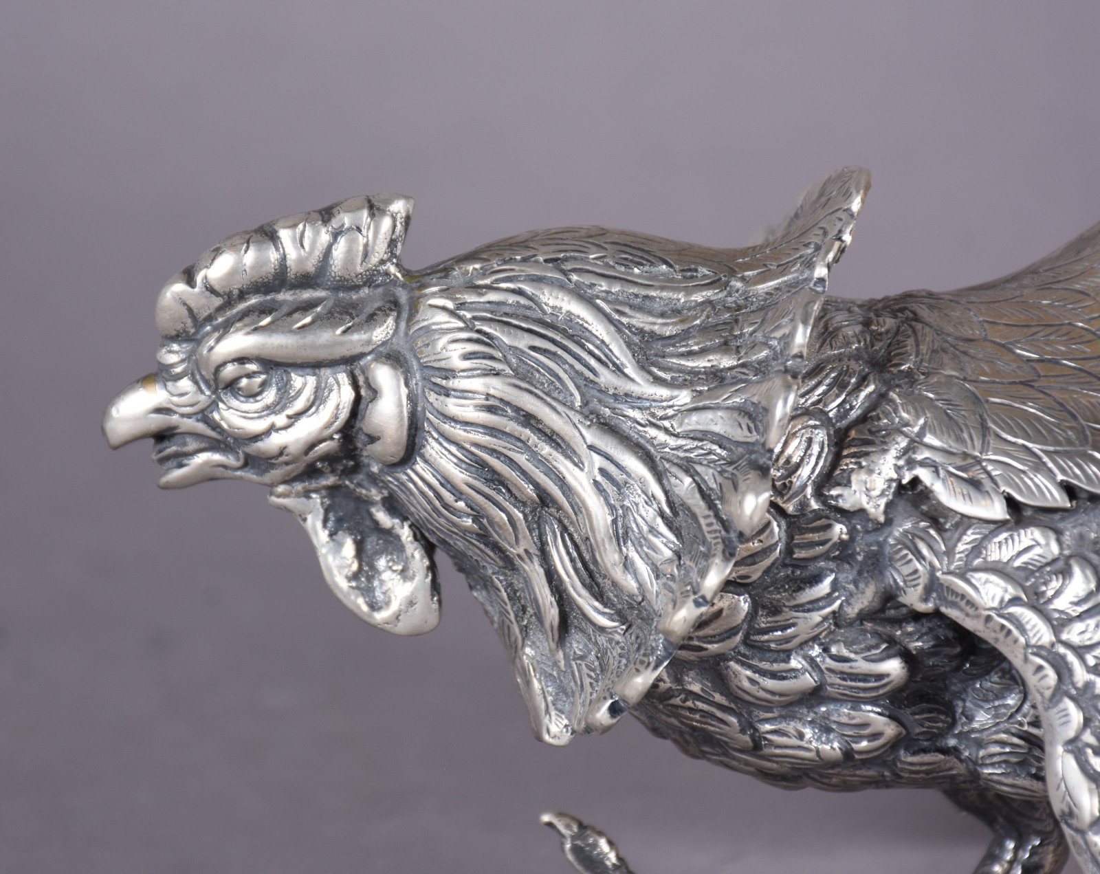 Par de galos decorativos de metal prateado. - foto 4 de 7
