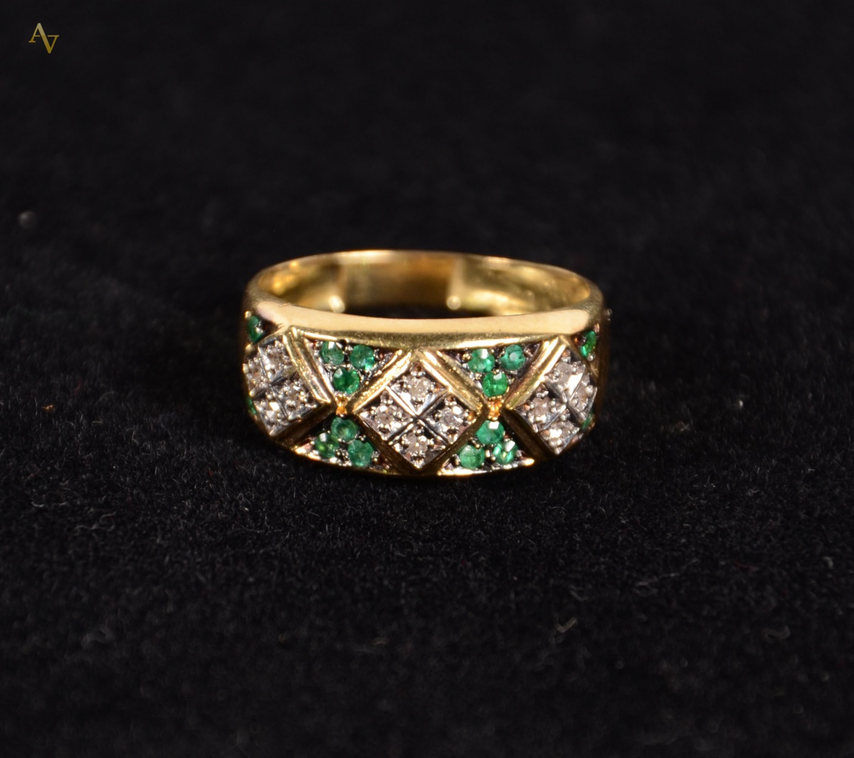 Anel de ouro 18 k com esmeralda e brilhantes. Peso - 0,6 gr.