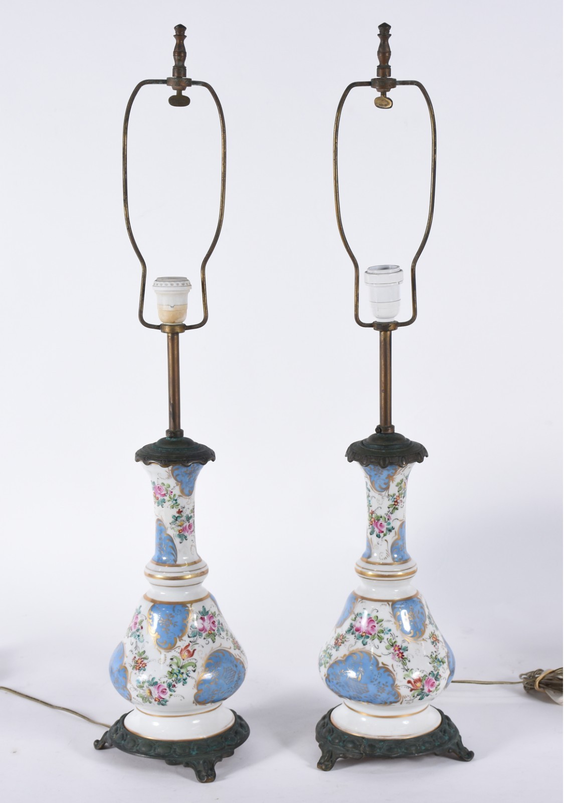 Par de elegantes abatjoures de porcelana francesa de Sèvres, fundo... - foto 2 de 3