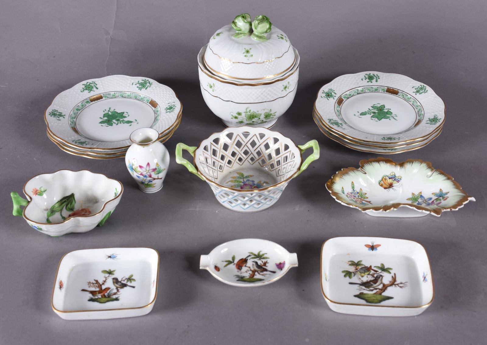 Diversas peças de porcelana Húngara, sendo bomboniere, 6 pratinhos e... - foto 1 de 7