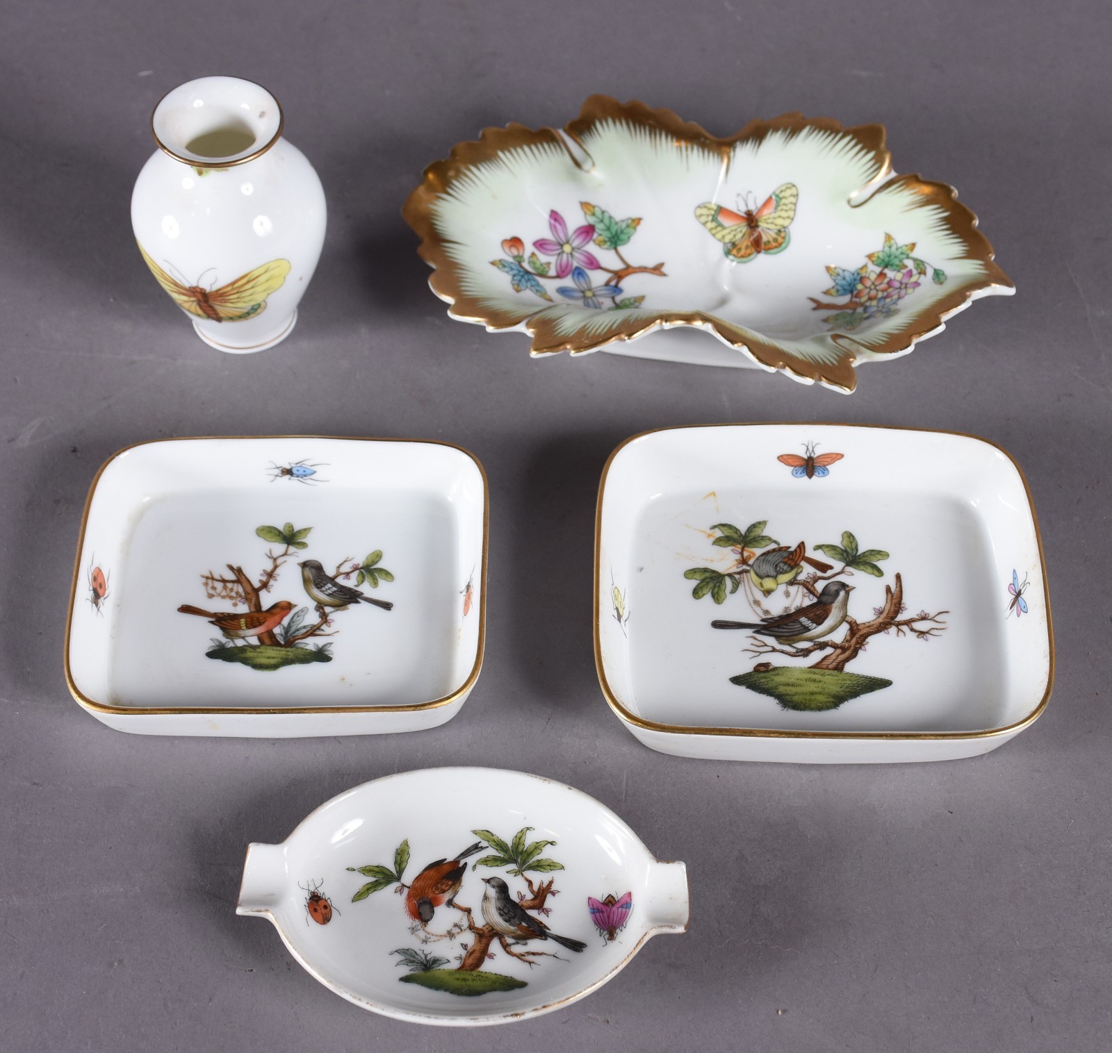 Diversas peças de porcelana Húngara, sendo bomboniere, 6 pratinhos e... - foto 3 de 7