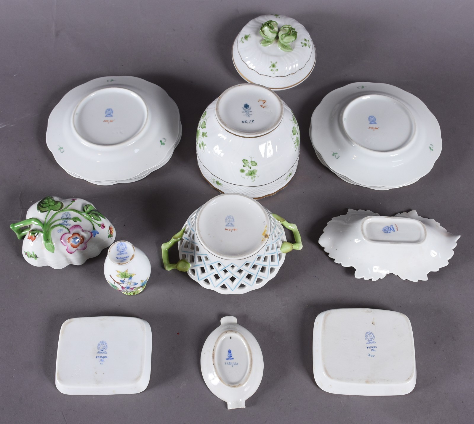 Diversas peças de porcelana Húngara, sendo bomboniere, 6 pratinhos e... - foto 5 de 7