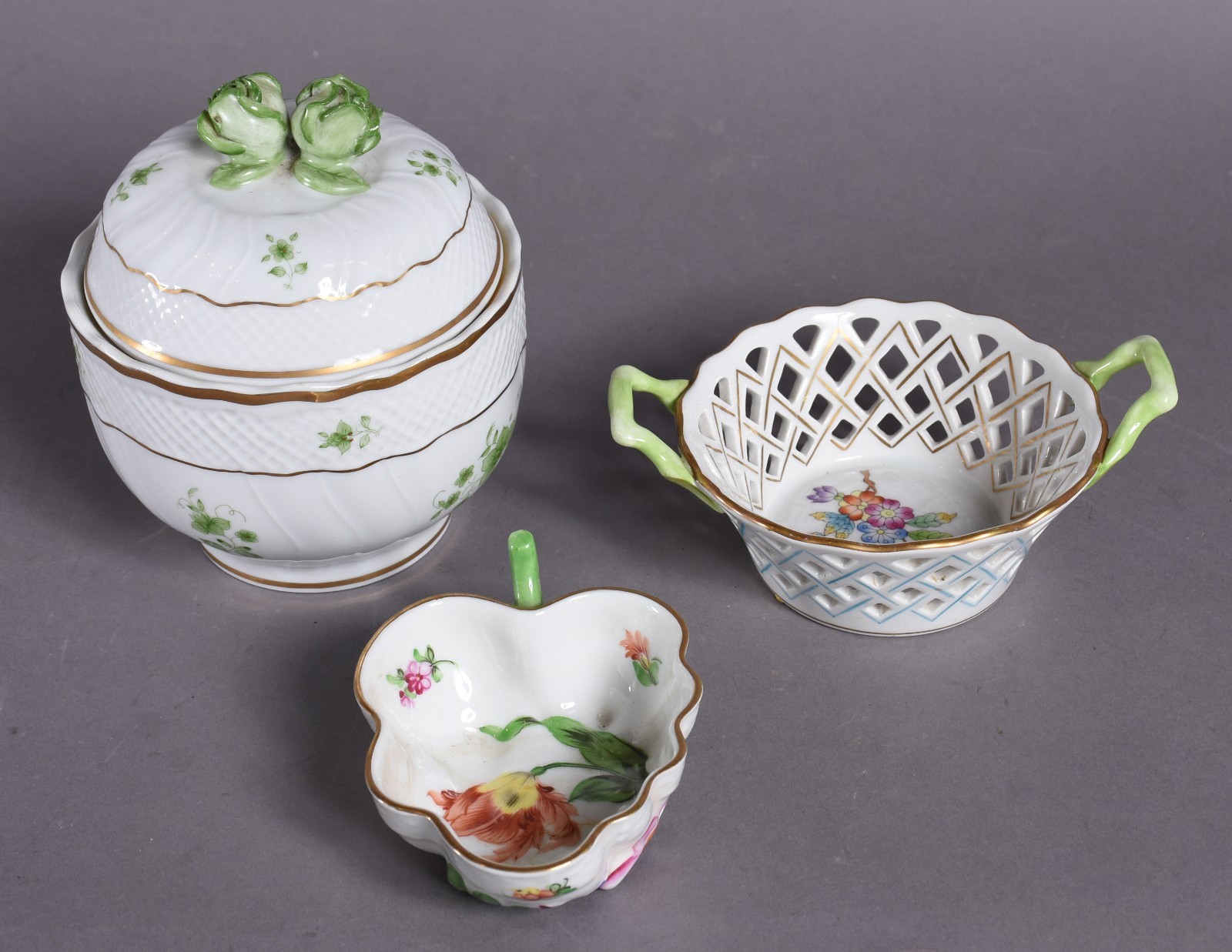 Diversas peças de porcelana Húngara, sendo bomboniere, 6 pratinhos e... - foto 7 de 7