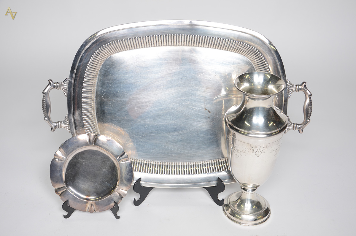 Duas peças de metal prateado, sendo vaso (altura 32,5 cm) , pratinho...