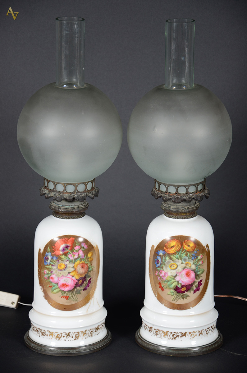 Par de abatjoures de porcelana francesa Vieux Paris, reservas com...