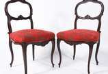 Par de delicadas cadeiras de madeira nobre, ass... - Par de delicadas cadeiras de madeira nobre, assentos estofados e forrados com tecido na cor vermelha.