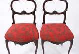 Par de delicadas cadeiras de madeira nobre, ass... - Par de delicadas cadeiras de madeira nobre, assentos estofados e forrados com tecido na cor vermelha.