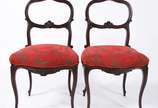 Par de delicadas cadeiras de madeira nobre, ass... - Par de delicadas cadeiras de madeira nobre, assentos estofados e forrados com tecido na cor vermelha.