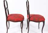 Par de delicadas cadeiras de madeira nobre, ass... - Par de delicadas cadeiras de madeira nobre, assentos estofados e forrados com tecido na cor vermelha.