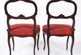 Par de delicadas cadeiras de madeira nobre, ass... - Par de delicadas cadeiras de madeira nobre, assentos estofados e forrados com tecido na cor vermelha.