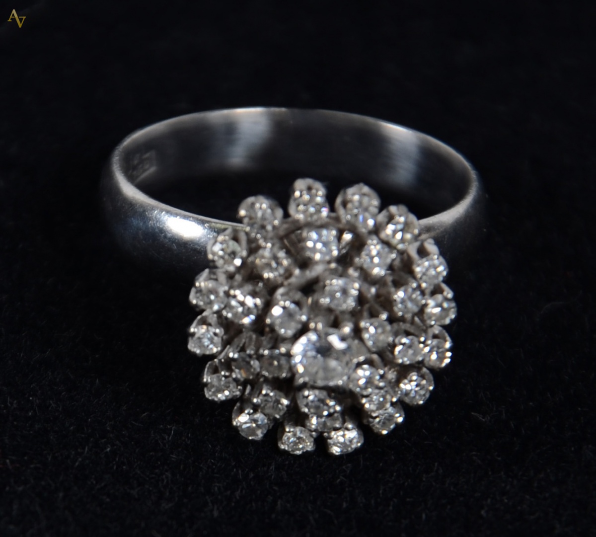 Anel de platina com chuveiro de brilhantes. Peso - 6.2 gr.