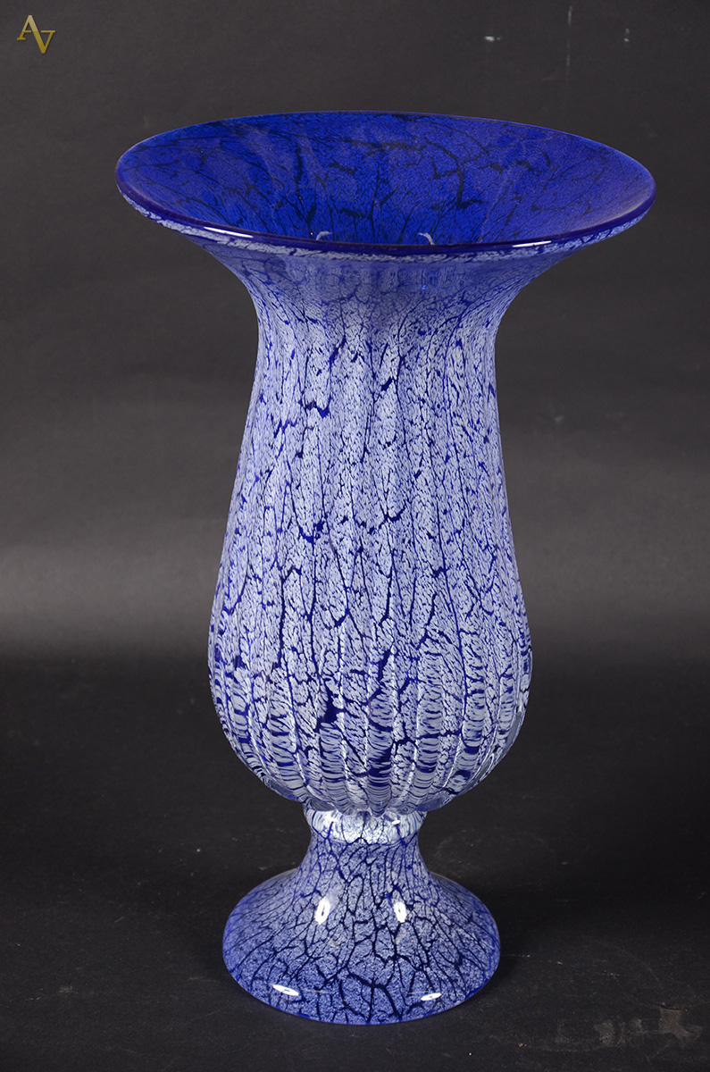 Vaso de murano na cor azul. Alt. 48 cm.