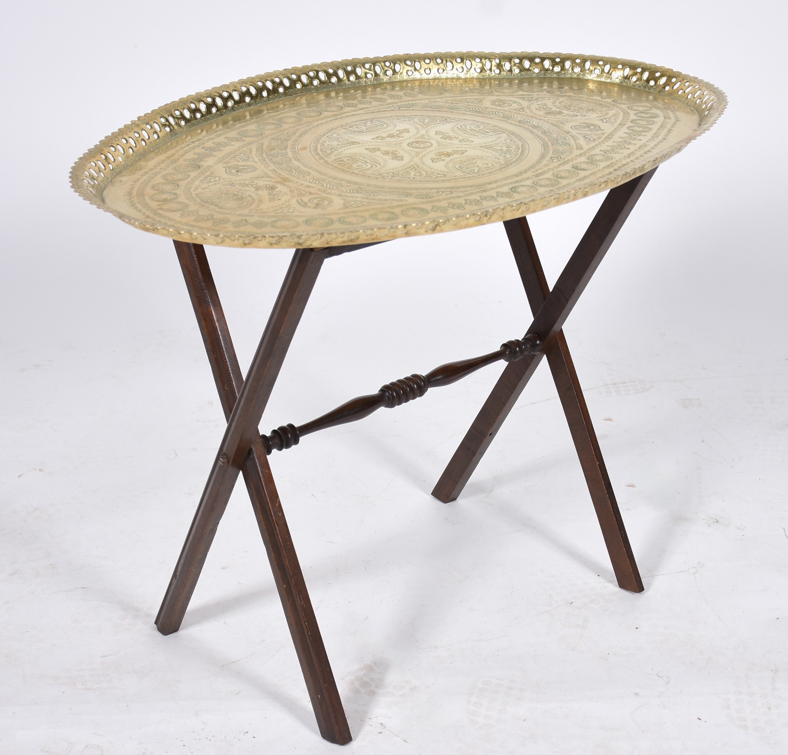 Mesa/Bandeja de metal dourado indiano com base de madeira na forma de... - foto 1 de 5