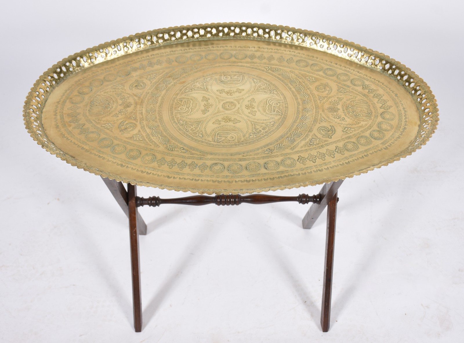 Mesa/Bandeja de metal dourado indiano com base de madeira na forma de... - foto 3 de 5