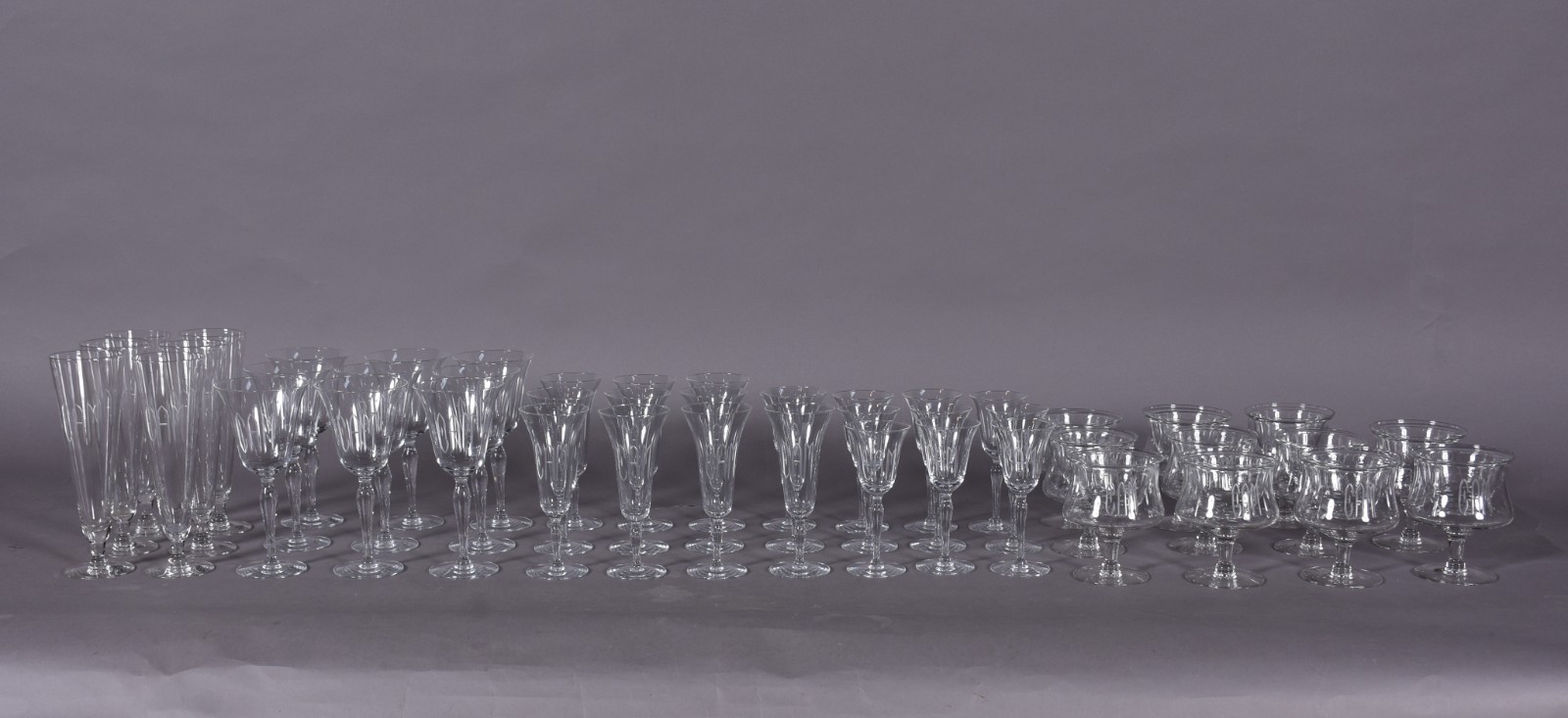 Serviço de jantar e copos em demi cristal monogramado, composto de... - foto 2 de 8