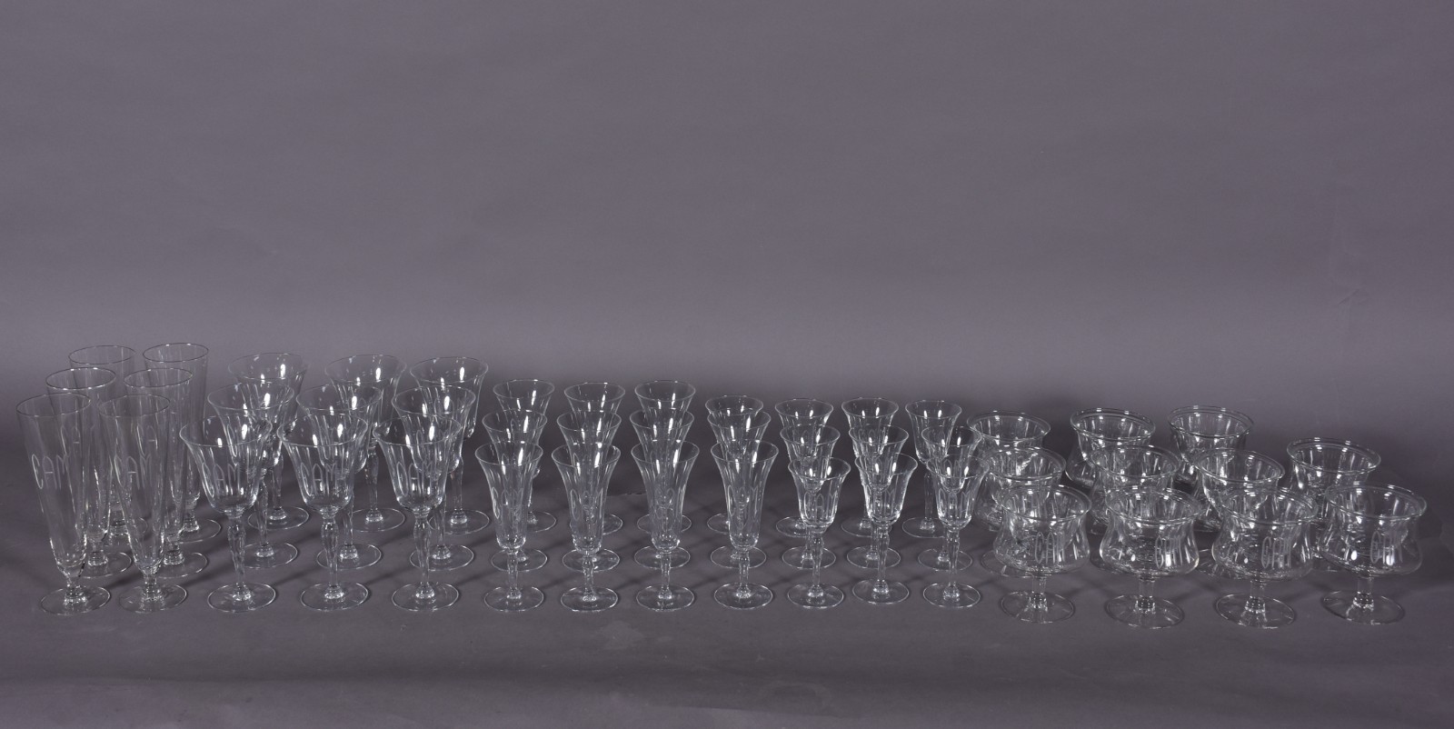 Serviço de jantar e copos em demi cristal monogramado, composto de... - foto 3 de 8