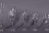 Serviço de jantar e copos em demi cristal monog... - Serviço de jantar e copos em demi cristal monogramado, composto de: 16 pratos rasos, 12 pratos fundos, 12 pratos de sobremesa, 12 pratos para pã...