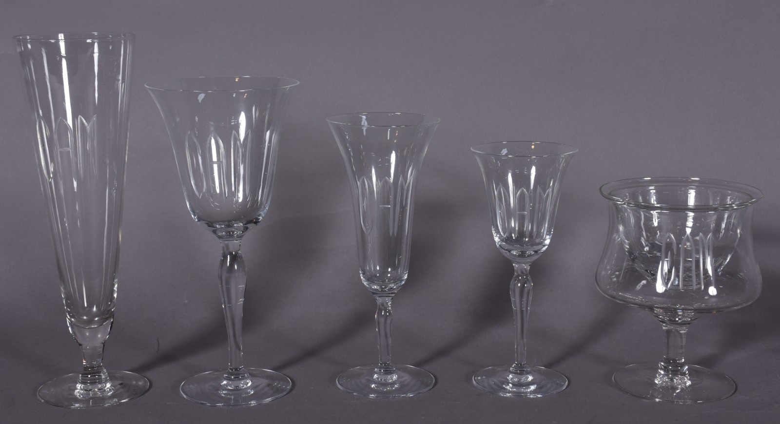 Serviço de jantar e copos em demi cristal monogramado, composto de... - foto 4 de 8