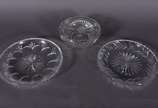 Três peças de cristal lapidado, sendo 2 pratos ... - Três peças de cristal lapidado, sendo 2 pratos para bolo e bowl.