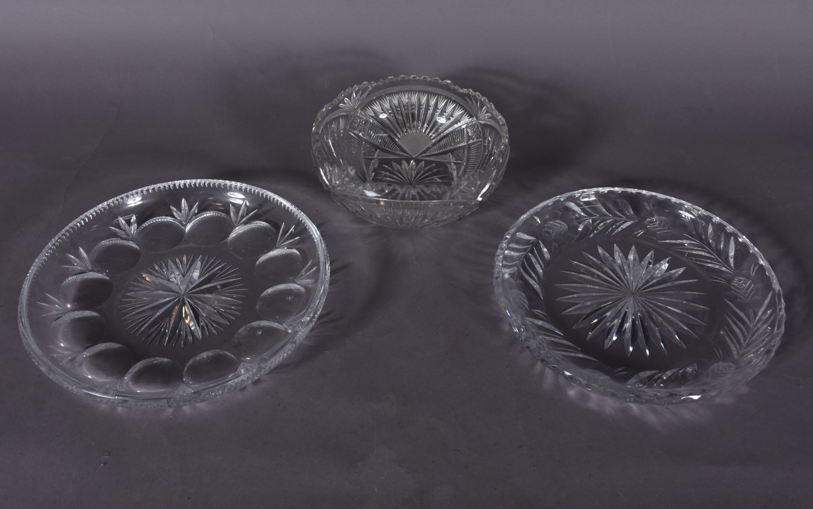 Três peças de cristal lapidado, sendo 2 pratos para bolo e bowl. - foto 2 de 3