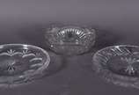 Três peças de cristal lapidado, sendo 2 pratos ... - Três peças de cristal lapidado, sendo 2 pratos para bolo e bowl.