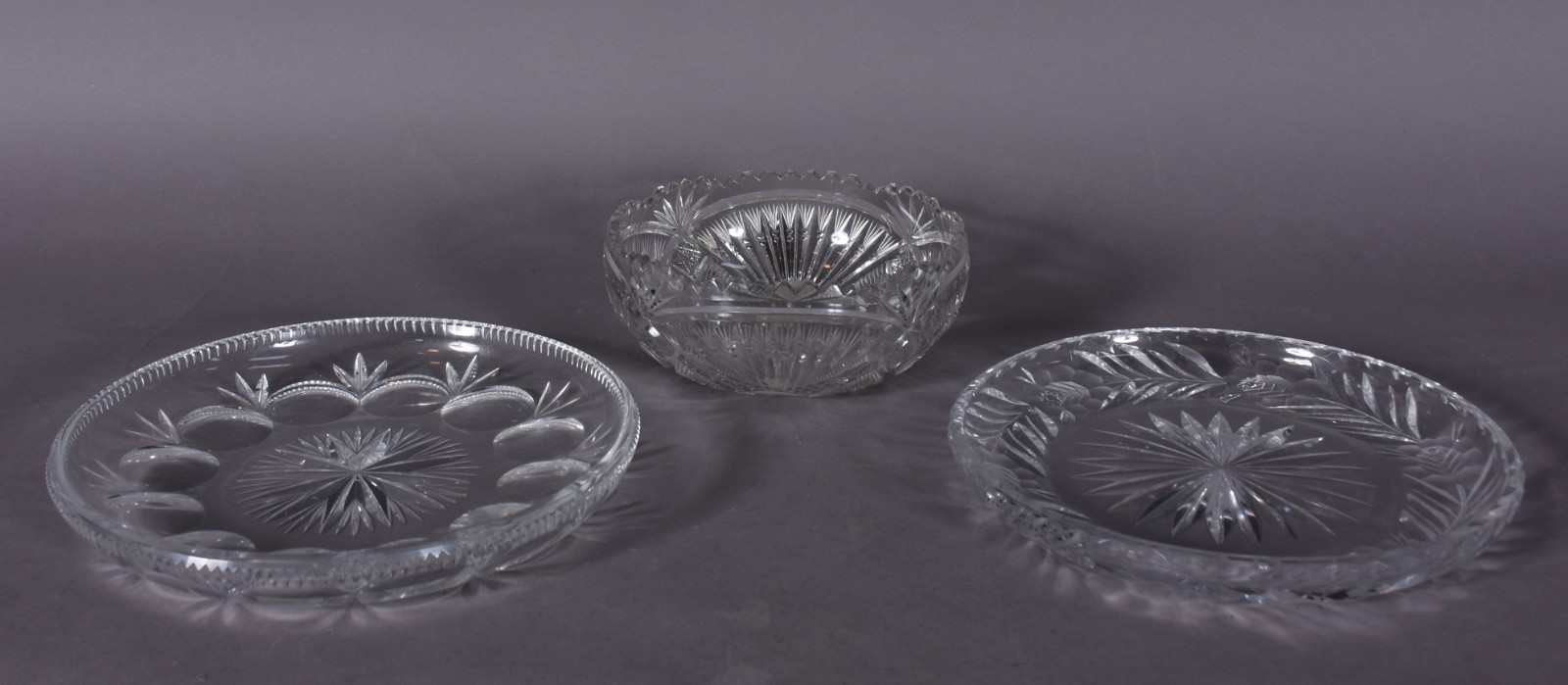 Três peças de cristal lapidado, sendo 2 pratos para bolo e bowl. - foto 1 de 3