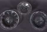 Três peças de cristal lapidado, sendo 2 pratos ... - Três peças de cristal lapidado, sendo 2 pratos para bolo e bowl.