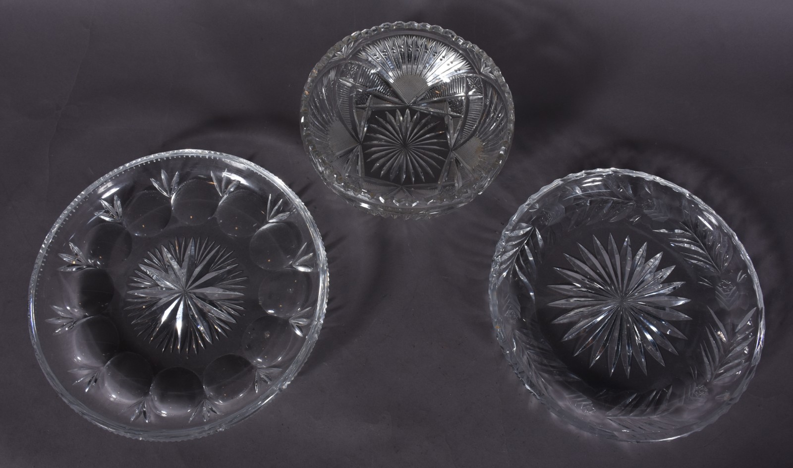 Três peças de cristal lapidado, sendo 2 pratos para bolo e bowl. - foto 3 de 3