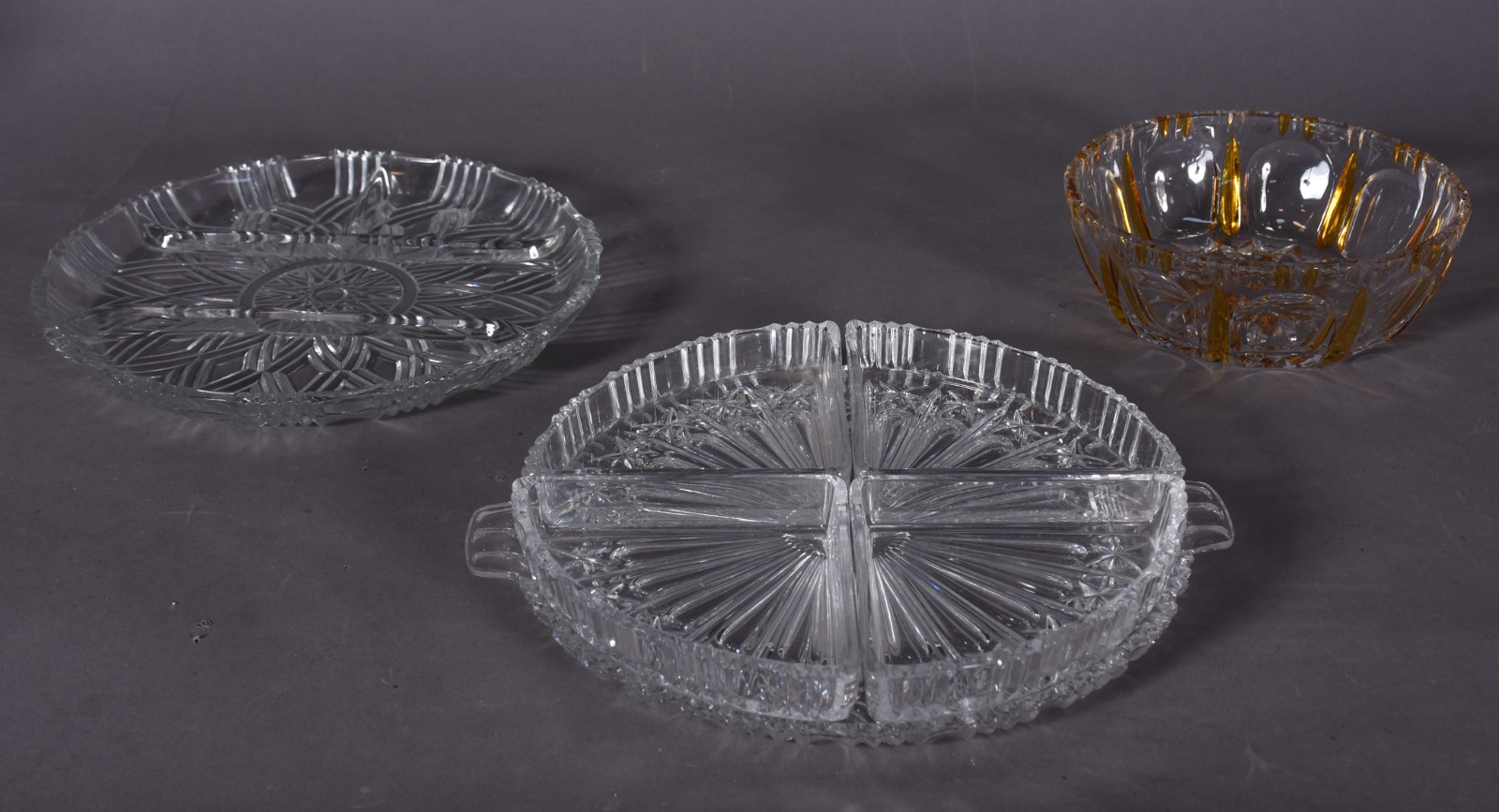 Três peças de cristal, sendo 2 petisqueiras e bowl doublé âmbar... - foto 1 de 7