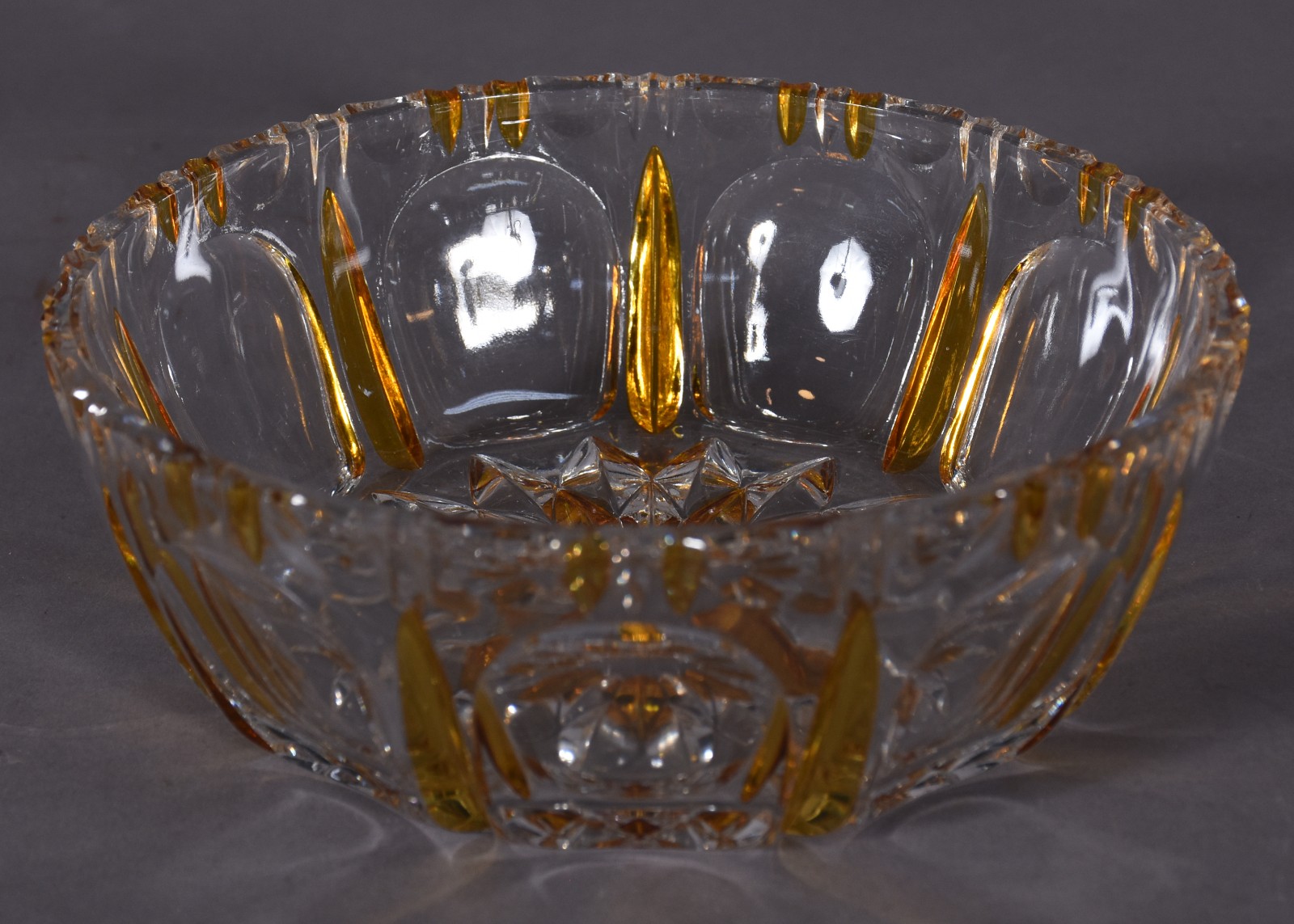 Três peças de cristal, sendo 2 petisqueiras e bowl doublé âmbar... - foto 5 de 7
