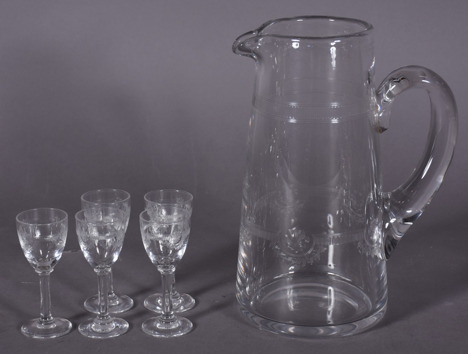Conjunto de cristal lavrado composto de jarra e 5 cálices para licor. - foto 1 de 4