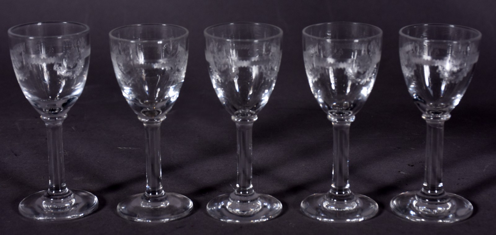 Conjunto de cristal lavrado composto de jarra e 5 cálices para licor. - foto 3 de 4