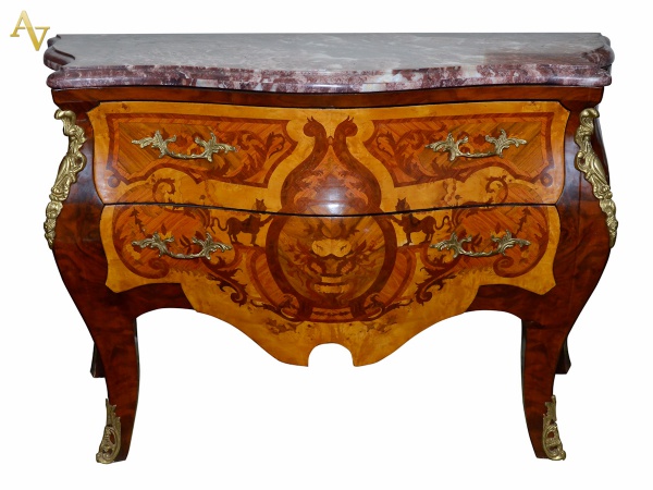 Comoda bombe estilo frances de madeira marchetada, com 2 gavetas...