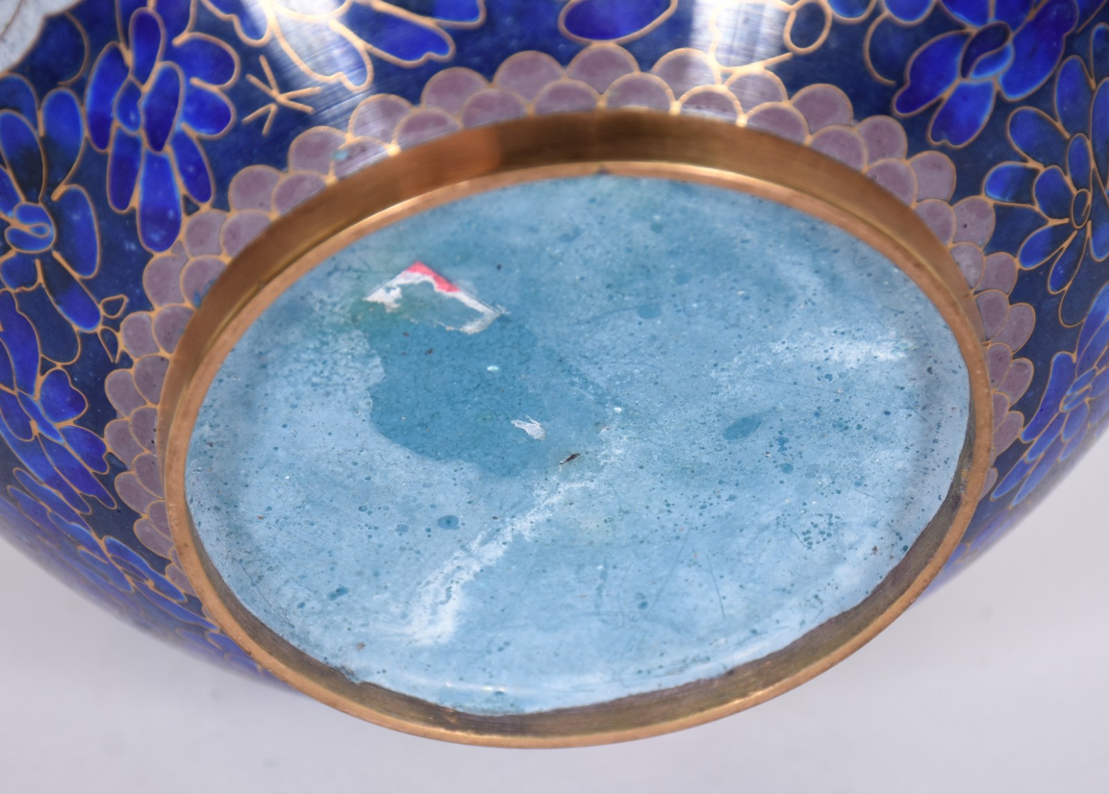 Potiche de cloisonné com flores em policromia sobre fundo azul, base... - foto 4 de 5