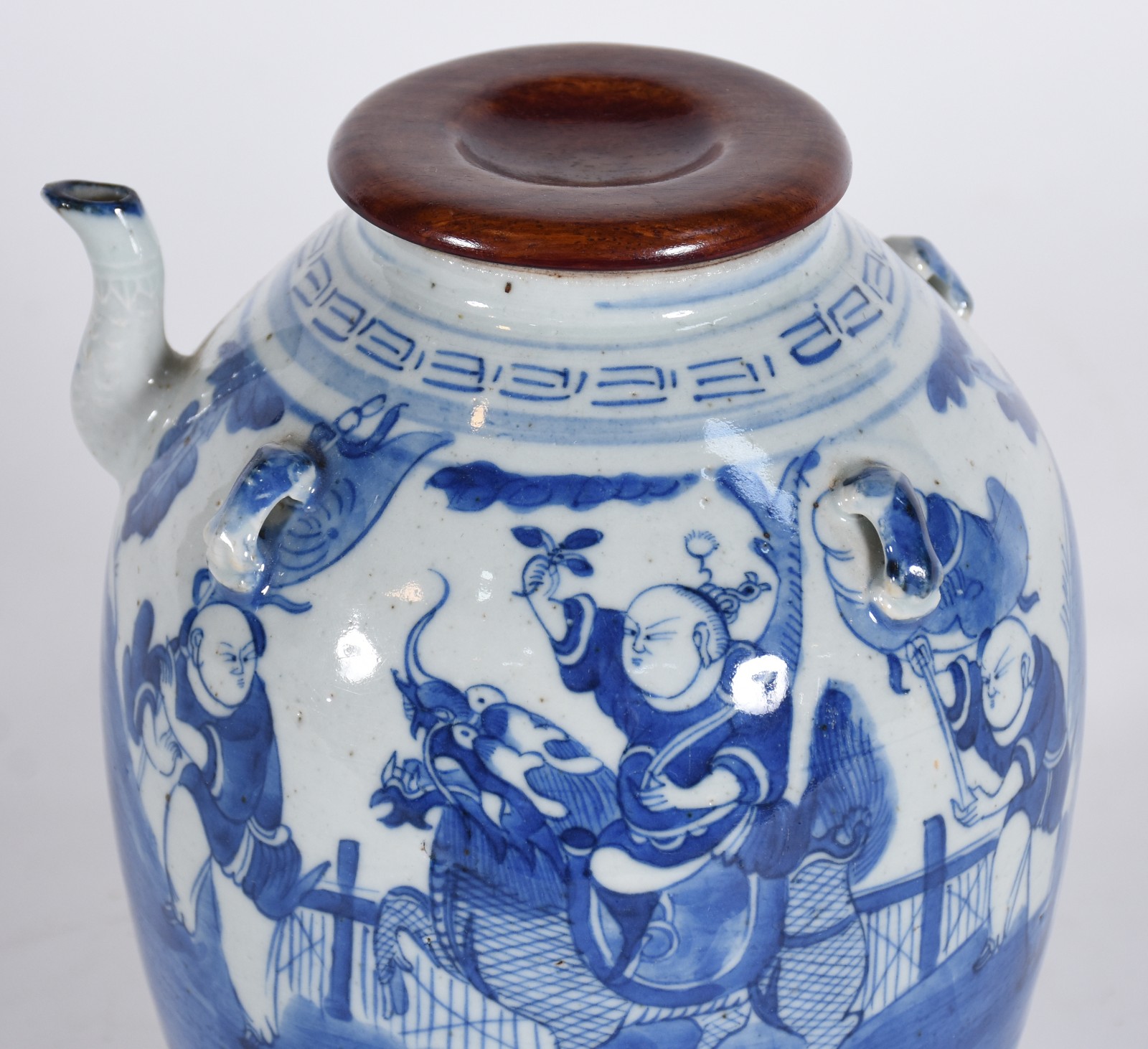 Bule de porcelana chinesa azul e branca, tampa de madeira. - foto 1 de 6