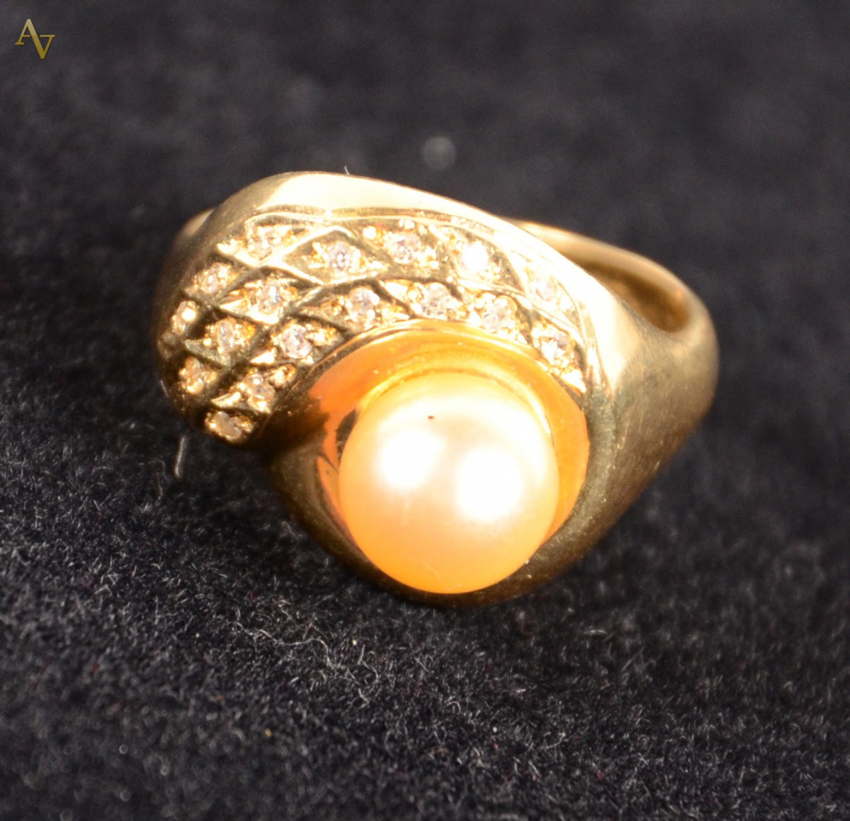 Anel de ouro 18 k com pérola e brlhantes. Peso - 7.5 g.