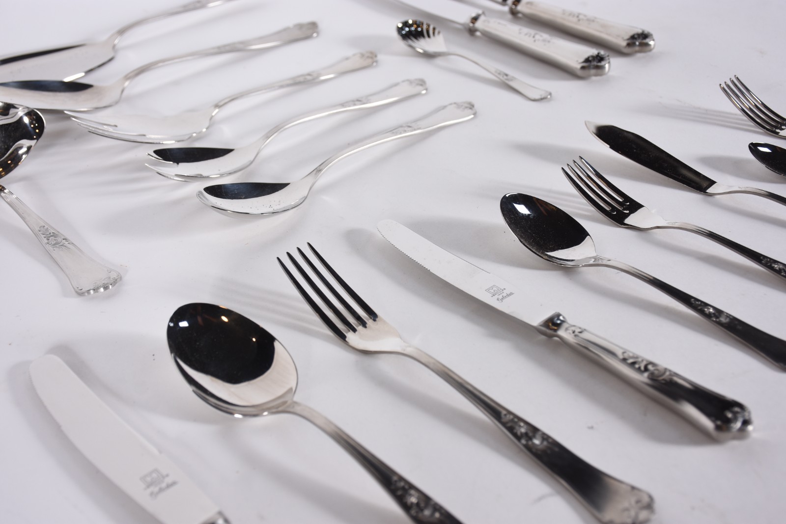 Faqueiro de aço inox Hercules composto de: 12 colheres, 12 garfos, 12... - foto 3 de 11